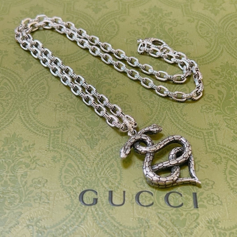 G*u*i necklaces